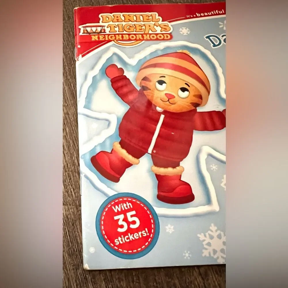 Daniel Tiger’s Neighborhood Daniel Plays in the Snow Kids Book + 35 Stickers